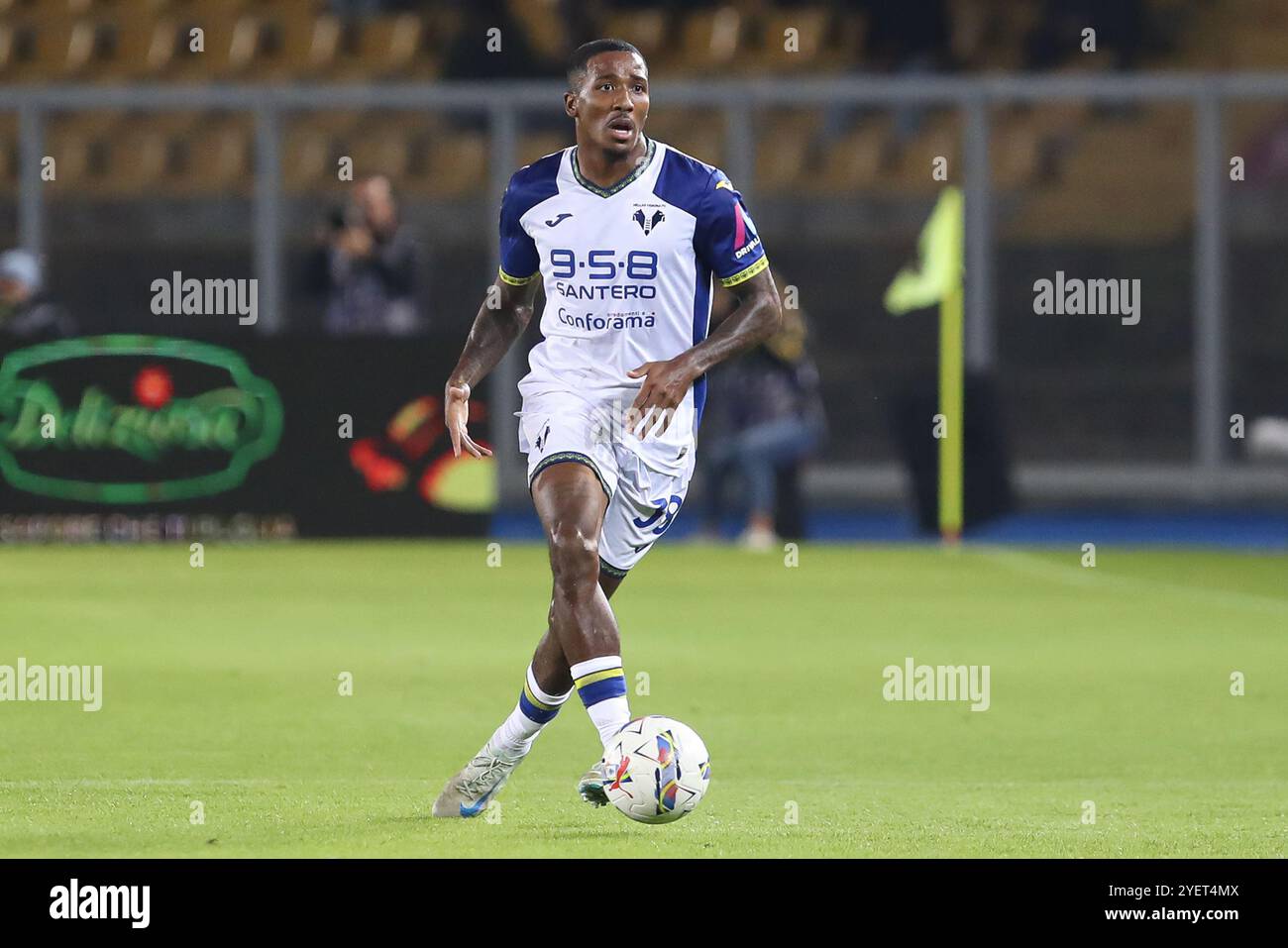 Jackson Tchatchoua du Hellas Verona FC en action lors du match de Serie A entre l'US Lecce et le Hellas Verona FC au stade Ettore Giardiniero - via del Mare à Lecce (Italie), le 29 octobre 2024. Banque D'Images