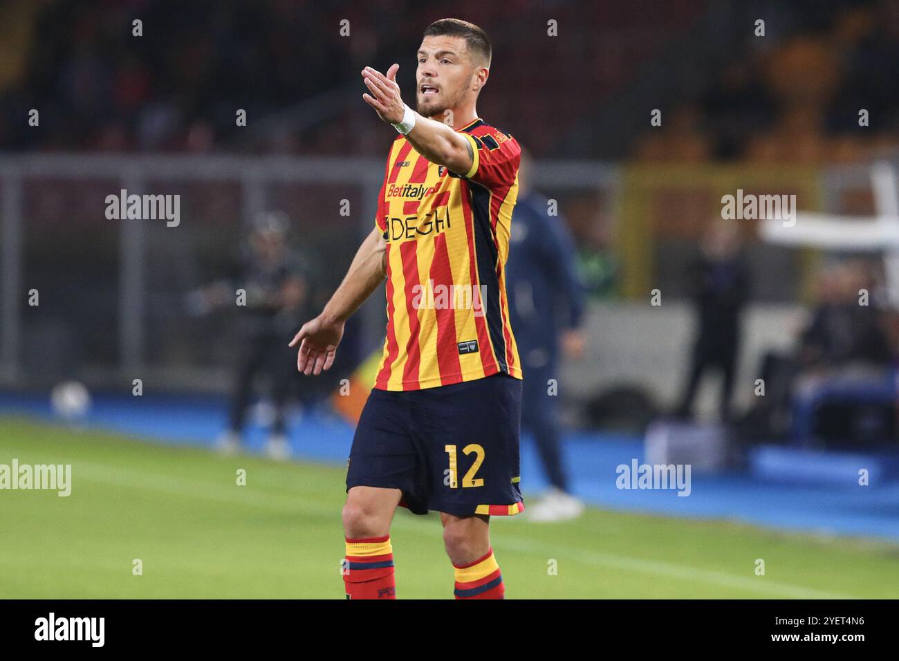 Frédéric Guilbert de l'US Lecce fait des gestes lors du match de Serie A entre l'US Lecce et le Hellas Verona FC au stade Ettore Giardiniero - via del Mare à Lecce (Italie), le 29 octobre 2024. Banque D'Images