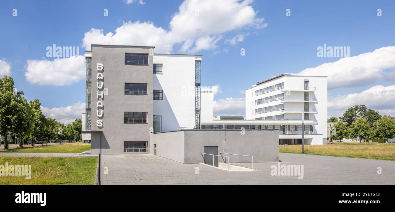 Dessau, ALLEMAGNE - 23 juin 2024 : le bâtiment scolaire Bauhaus à Dessau. Il a été conçu par Walter Gropius en 1925 et est classé au patrimoine mondial de l'UNESCO Banque D'Images