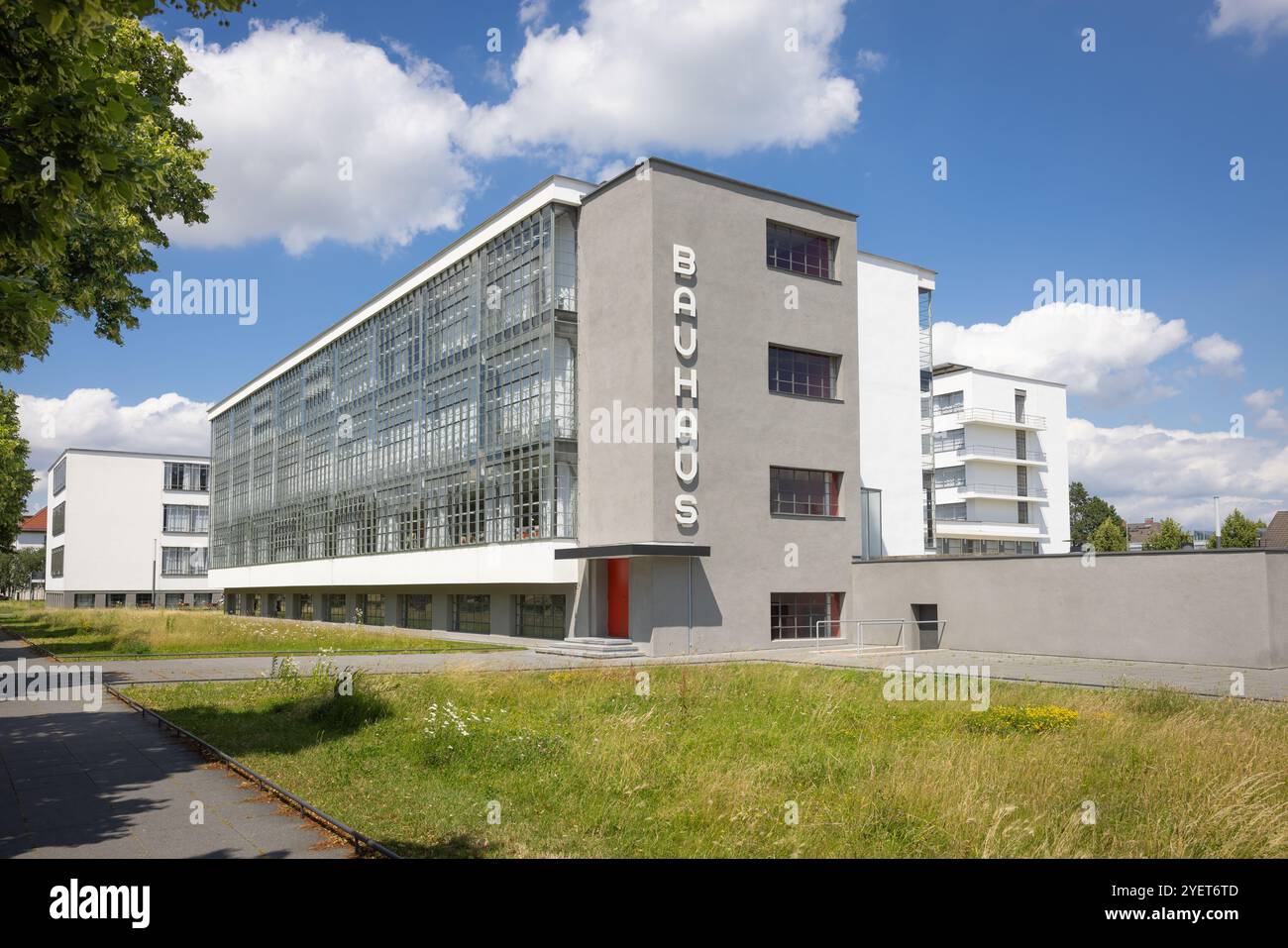 Dessau, ALLEMAGNE - 23 juin 2024 : le bâtiment scolaire Bauhaus à Dessau. Il a été conçu par Walter Gropius en 1925 et est classé au patrimoine mondial de l'UNESCO Banque D'Images