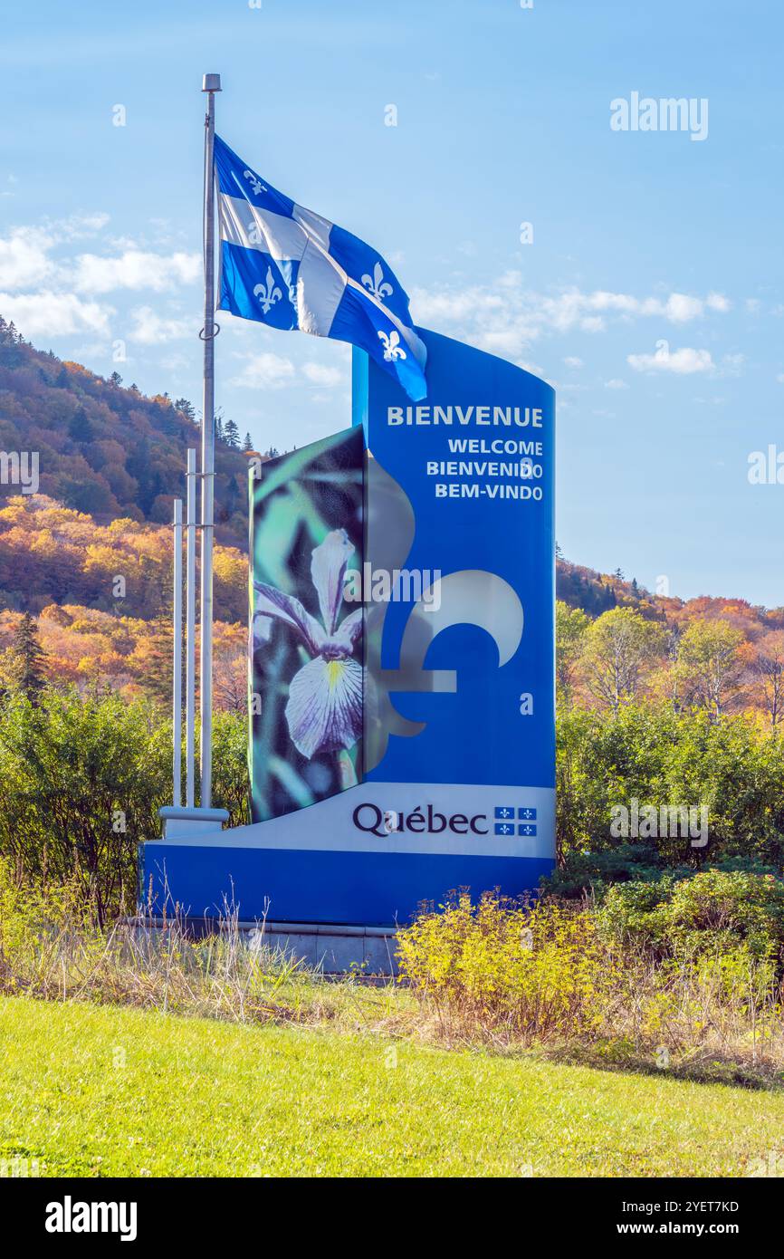 Signe de bienvenue dans la province de Québec à la frontière du québec et du Nouveau-Brunswick. Banque D'Images