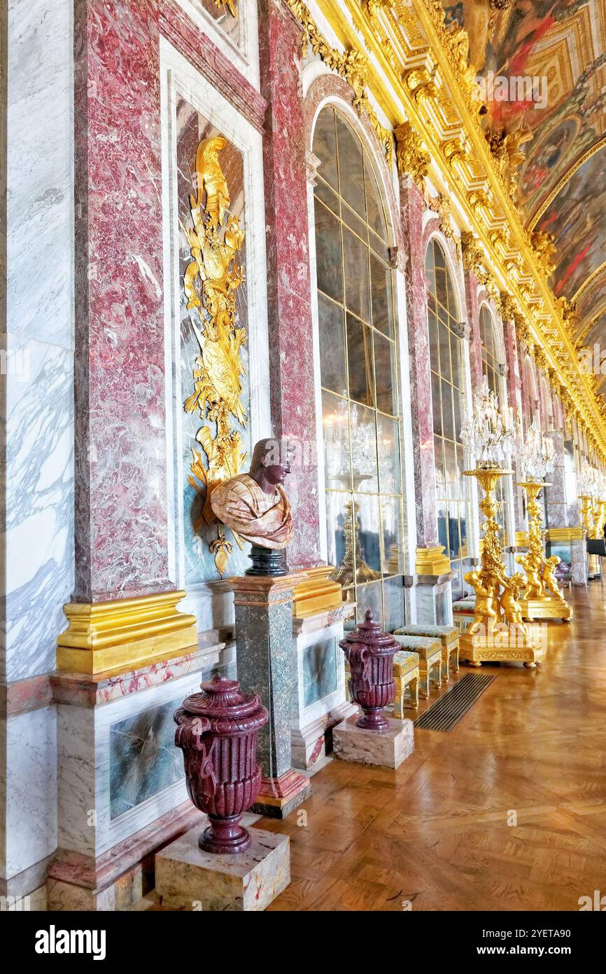 VERSAILLES FRANCE - SEPTEMBRE 21 Chateau intérieur,Bal en miroir Versailles, France le 21 septembre 2013. Versailles était un Château Royal-mo Banque D'Images