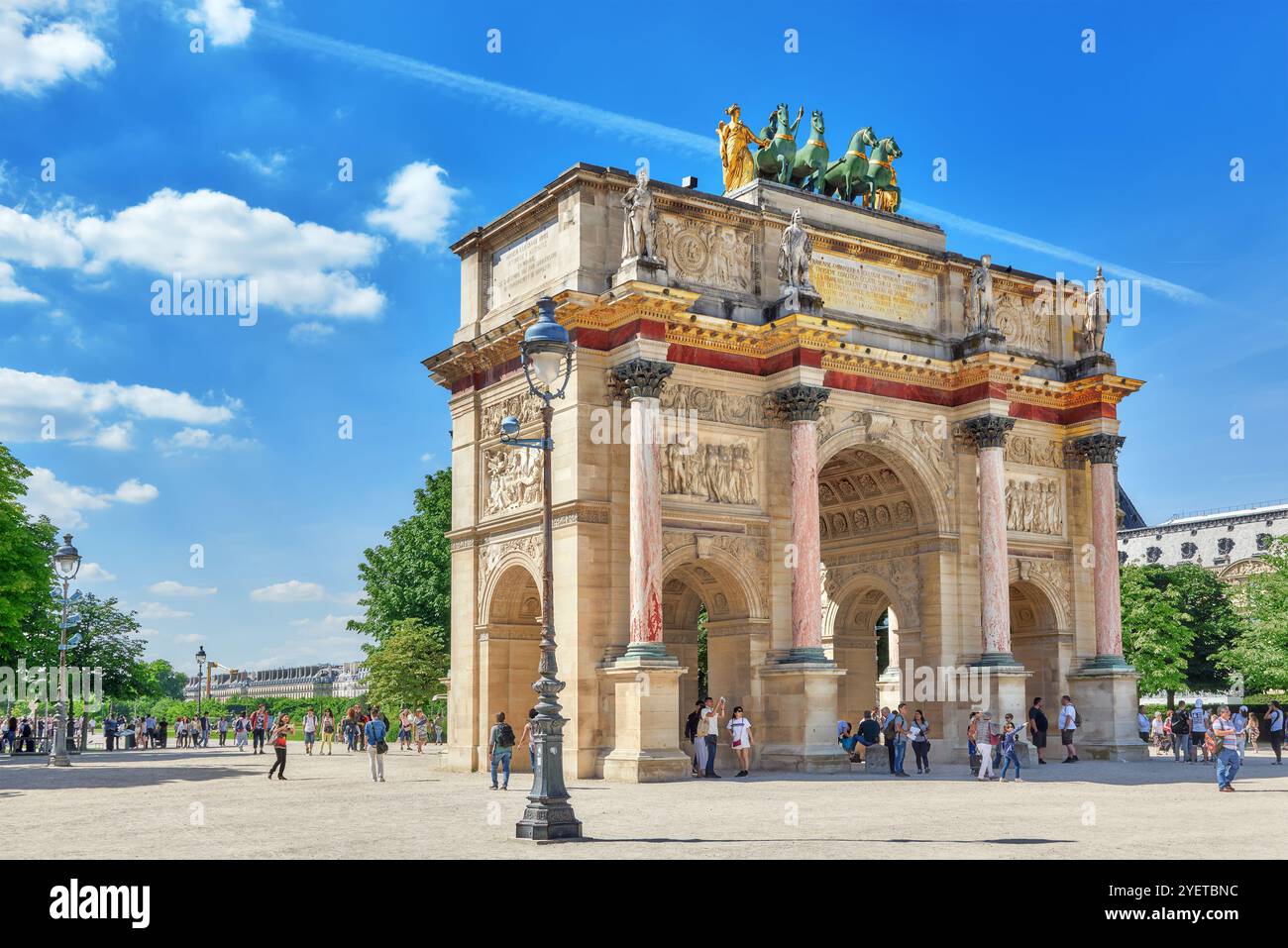 PARIS, FRANCE - Juillet 06, 2016 : l'Arc de triomphe du Carrousel (1806-1808) et les gens autour, dessiné par Charles Percier près de Louvre, Paris, France Banque D'Images