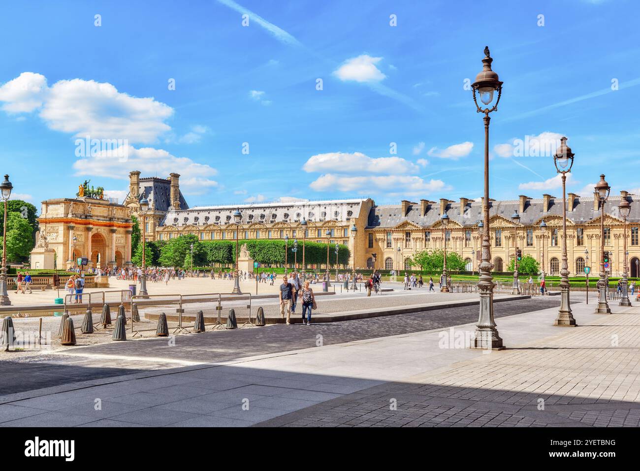 PARIS, FRANCE - Juillet 06, 2016 : l'Arc de triomphe du Carrousel (1806-1808) et les gens autour, dessiné par Charles Percier près de Louvre, Paris, France Banque D'Images