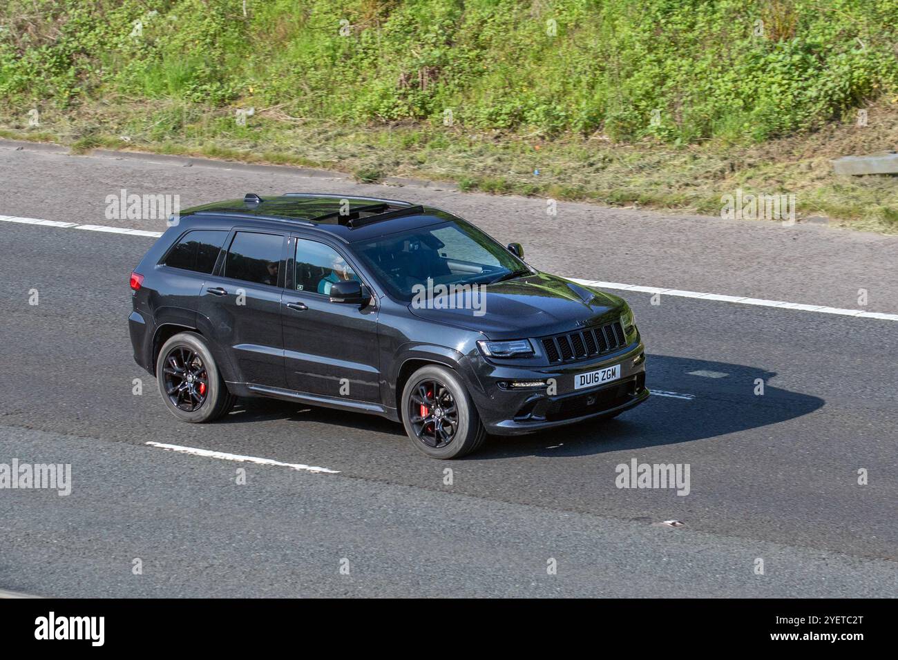 2016 Noir Jeep Grand Cherokee Hemi Srt8 Auto car SUV essence 6417 cc, moteur V8 de 6,4 litres, boîte automatique à 8 vitesses, transmission intégrale Banque D'Images