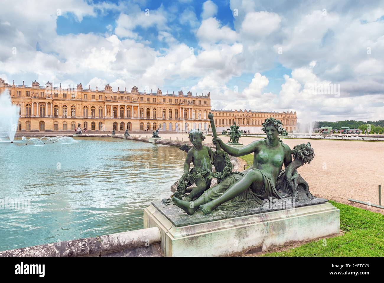 L'eau des étangs (Parterres), statues en face du bâtiment principal du Château de Versailles, Sun-King Louis XIV. Banque D'Images