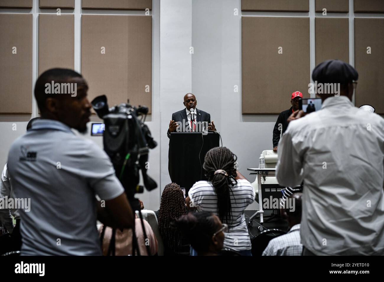 Gaborone, Botswana. 1er novembre 2024. Le président sortant Mokgweetsi Masisi du Botswana prononce une conférence de presse à Gaborone, Botswana, le 1er novembre 2024. Vendredi matin, le président sortant Mokgweetsi Masisi a reconnu sa défaite électorale après le dépouillement initial, suggérant que le Parti démocratique du Botswana au pouvoir avait perdu l'emprise sur le pouvoir, lors d'une conférence de presse à Gaborone. Crédit : Han Xu/Xinhua/Alamy Live News Banque D'Images