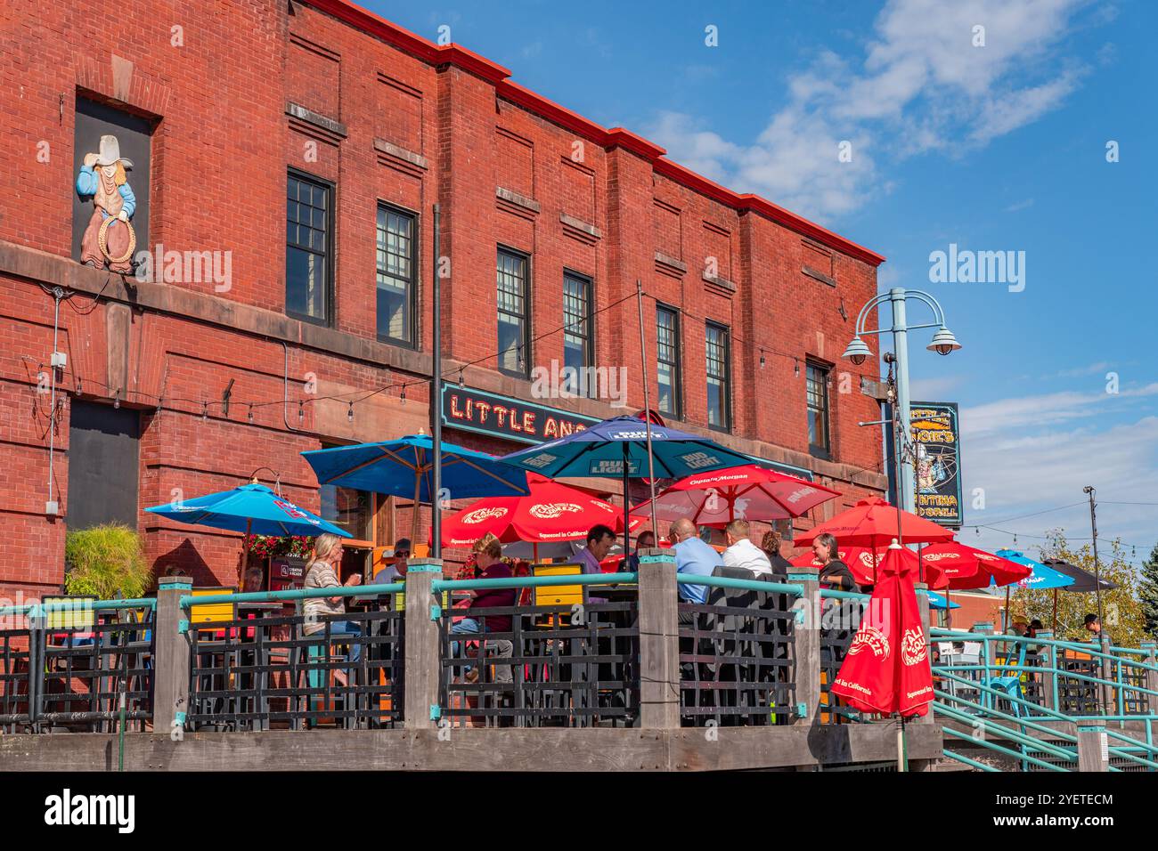 Duluth, MN, US - 25 septembre 2024 : dîner en plein air dans la rue dans le quartier de canal Park avec ses rues pittoresques avec des bâtiments en briques du 19ème siècle et Banque D'Images