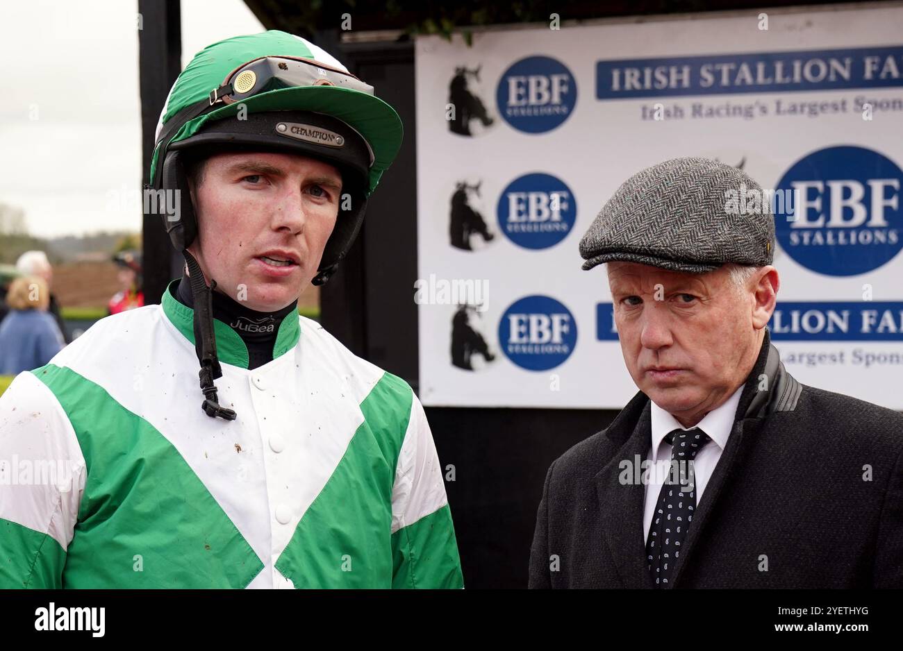 Donagh Meyler et Philip Dempsey après avoir remporté l'Irish Stallion Farms EBF Feathard Lady Mares novice Hurdle avec Sansrisk le premier jour du Ladbroke Festival of Racing à l'hippodrome Down Royal, Lisburn. Date de la photo : vendredi 1er novembre 2024. Banque D'Images