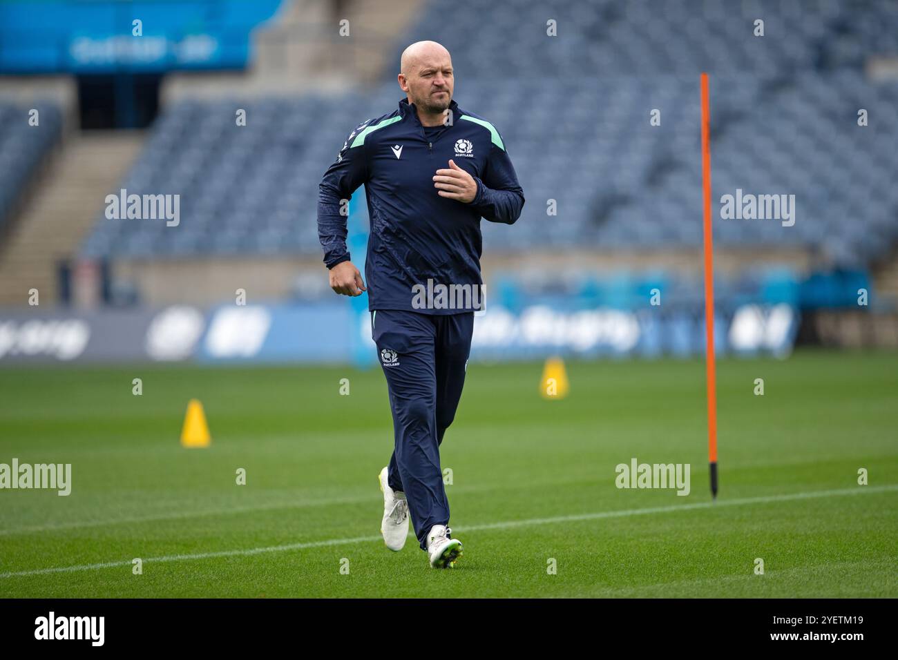 Édimbourg, Écosse, Royaume-Uni, 1er novembre 2024 - Gregor Townsend, entraîneur en chef de rugby écossais, s'assure que tout est à son goût avant l'entraînement pour le match de la série d'automne Écosse contre Fiji au Murrayfield Stadium, Édimbourg.- crédit : Thomas Gorman/Alamy News Live Banque D'Images