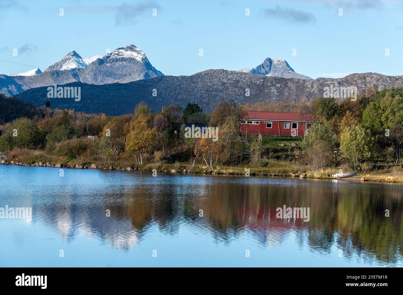 Une scène automnale sur la rive de Fjellsendvatnet – un grand lac entouré de forêts et de montagnes. Il est sur l'autoroute principale E10 de Harsted à S. Banque D'Images