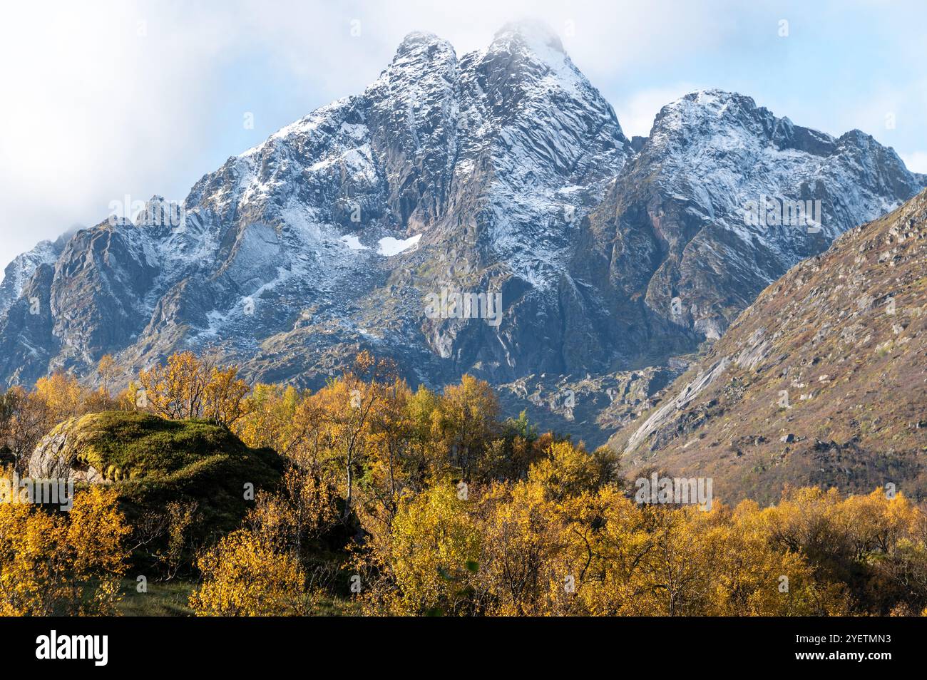 Une scène automnale de la chaîne de montagnes enneigée près de l'autoroute principale, E10, à Myrland sur les îles Lofoten dans le nord de la Norvège, Scandinavie. Le Banque D'Images