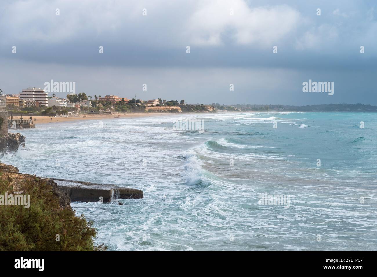 Paysage de la mer Méditerranée agitée par un jour nuageux, une station balnéaire dans le Consortium municipal libre de Raguse, Sicile orientale, Italie Banque D'Images