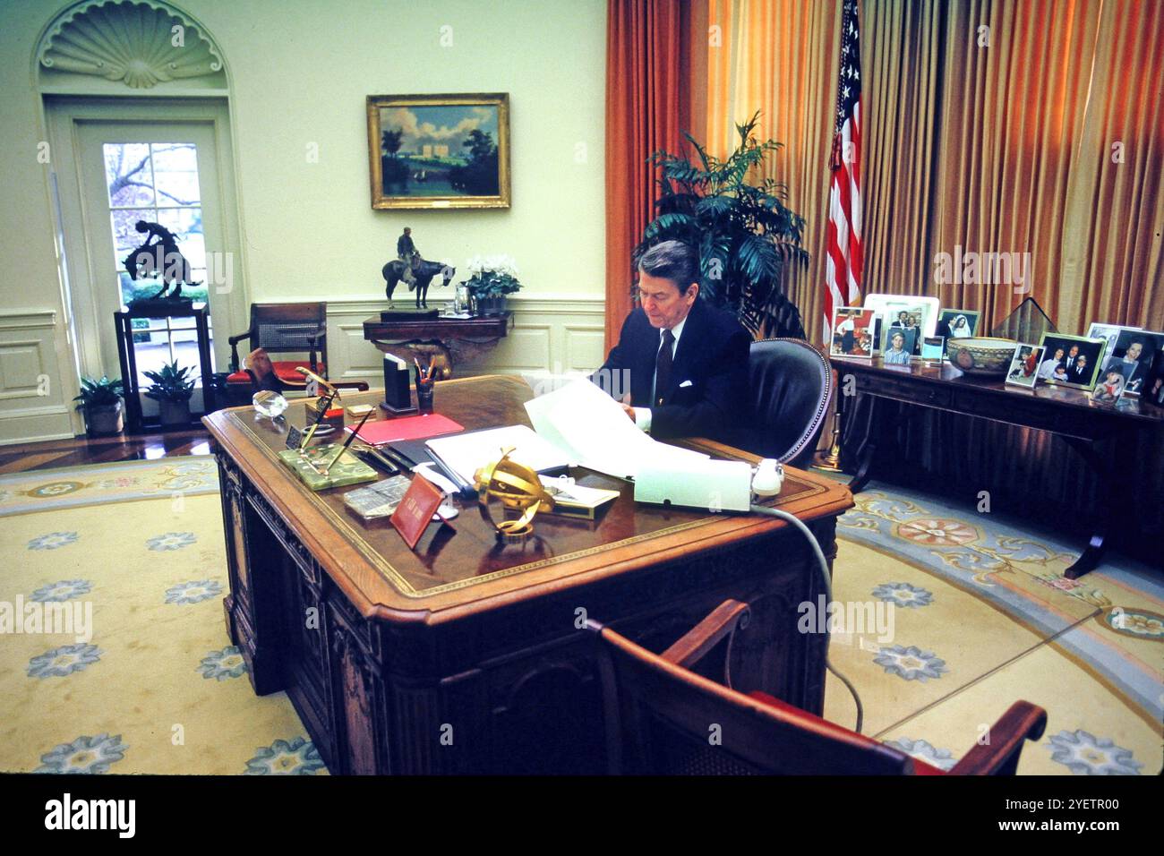 Le président Ronald Reagan travaille à son bureau dans le bureau ovale. Noye the accesss m'a été donné pour participer à une minute de projet dans la vie du monde. Photographie de Dennis Brack BB87 photo de Dennis Brack Banque D'Images