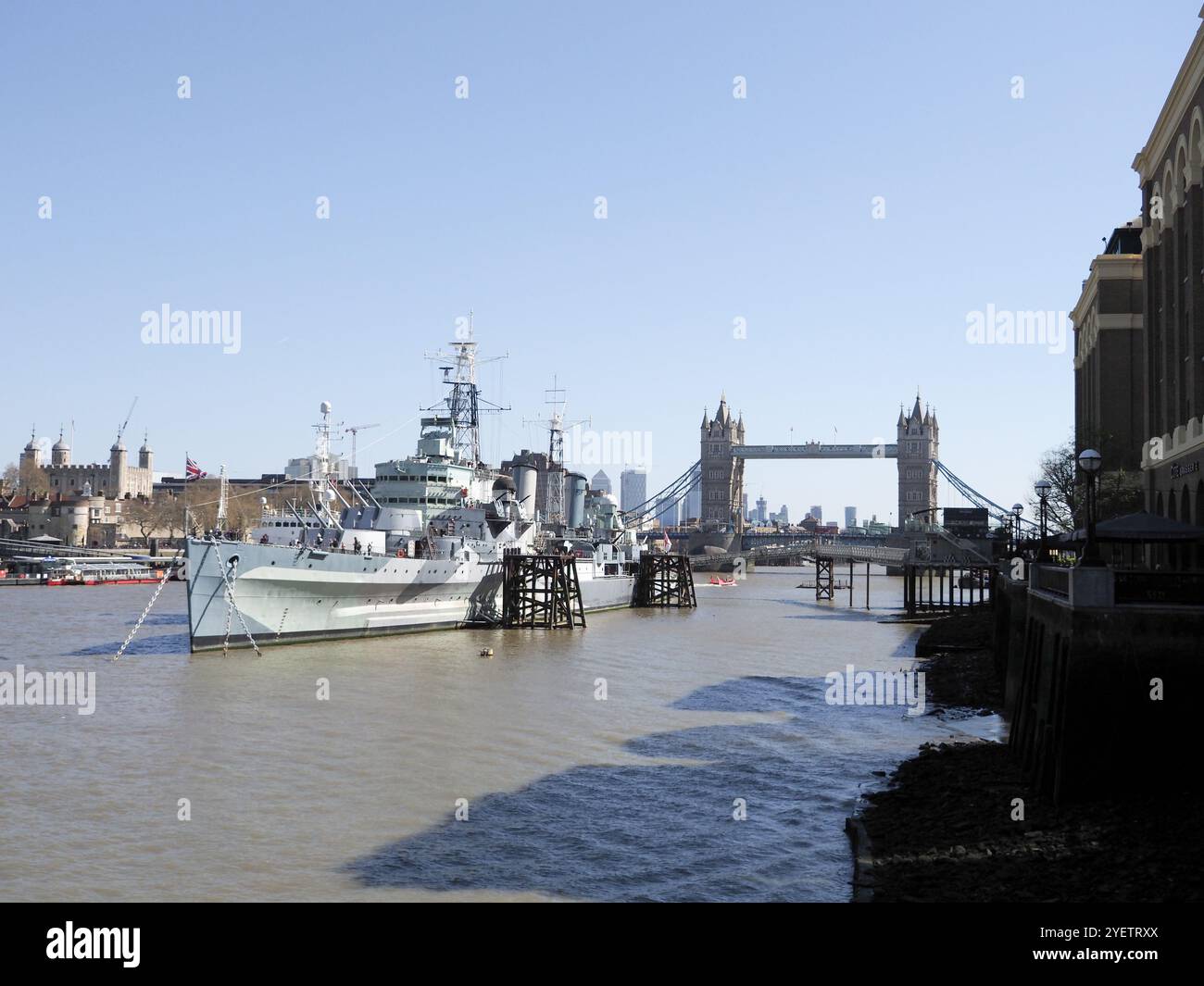 Le célèbre cuirassé HMS Belfast a amarré sur la Tamise à Londres avec Tower Bridge en arrière-plan Banque D'Images