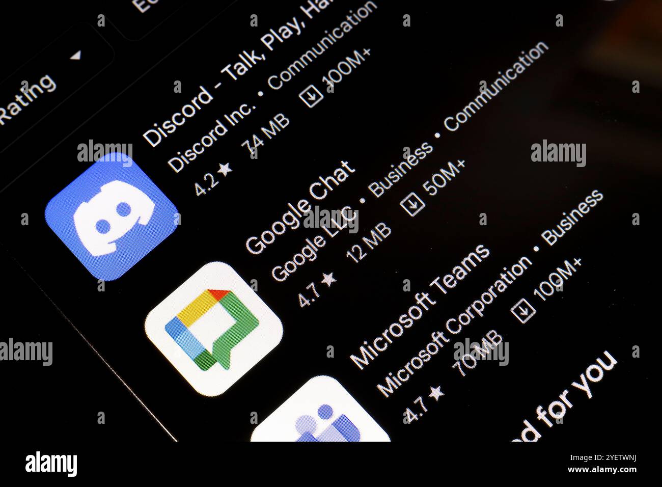 1er novembre 2024, Brésil. Dans cette illustration photo, le logo de l'application Discord, Google Chat et Microsoft Teams est affiché sur l'écran d'un smartphone. Banque D'Images