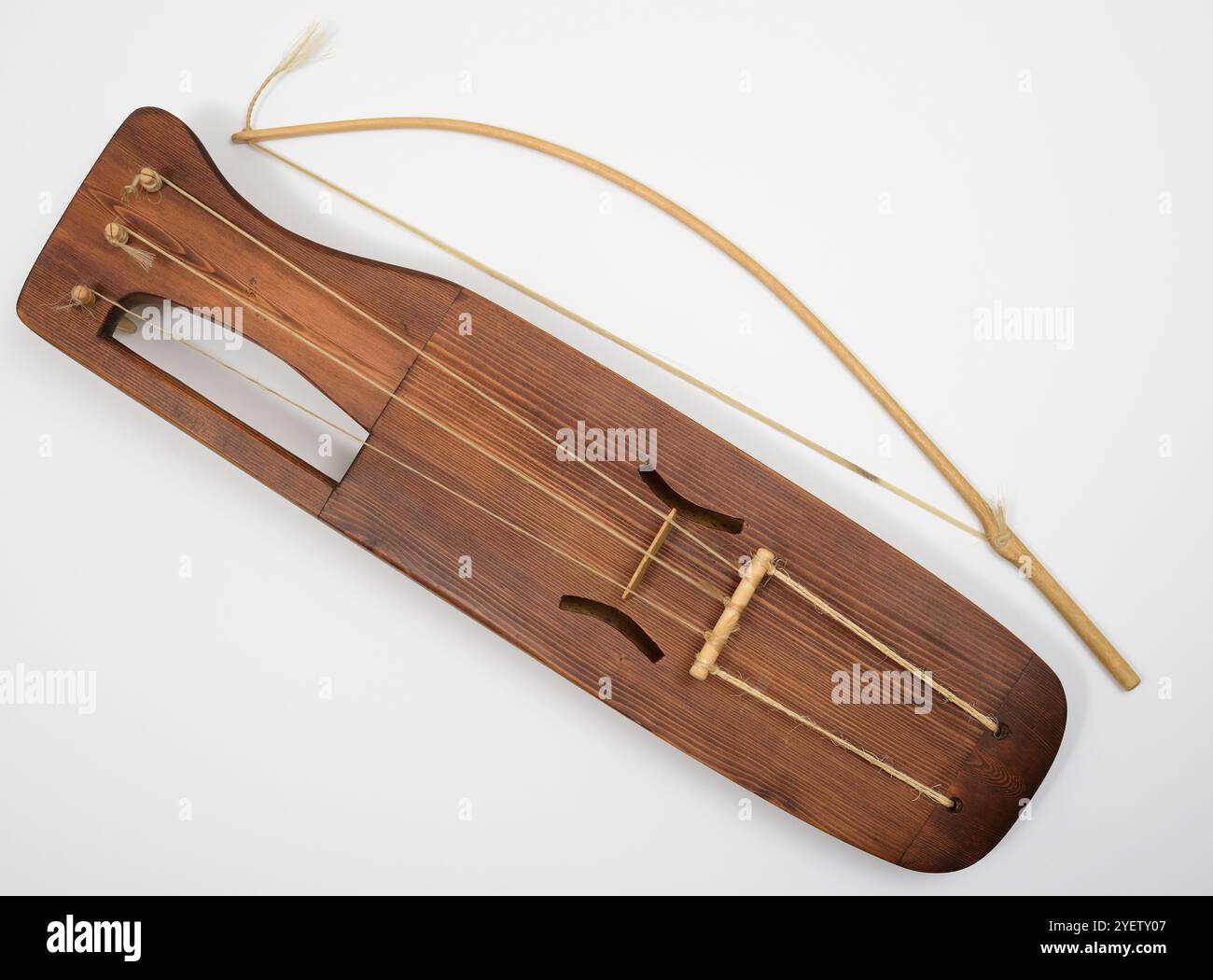 Cette photo met en valeur le « jouhikko », une lyre traditionnelle finlandaise et carélienne arquée, connue pour son design distinctif et son importance culturelle. L'entrée Banque D'Images