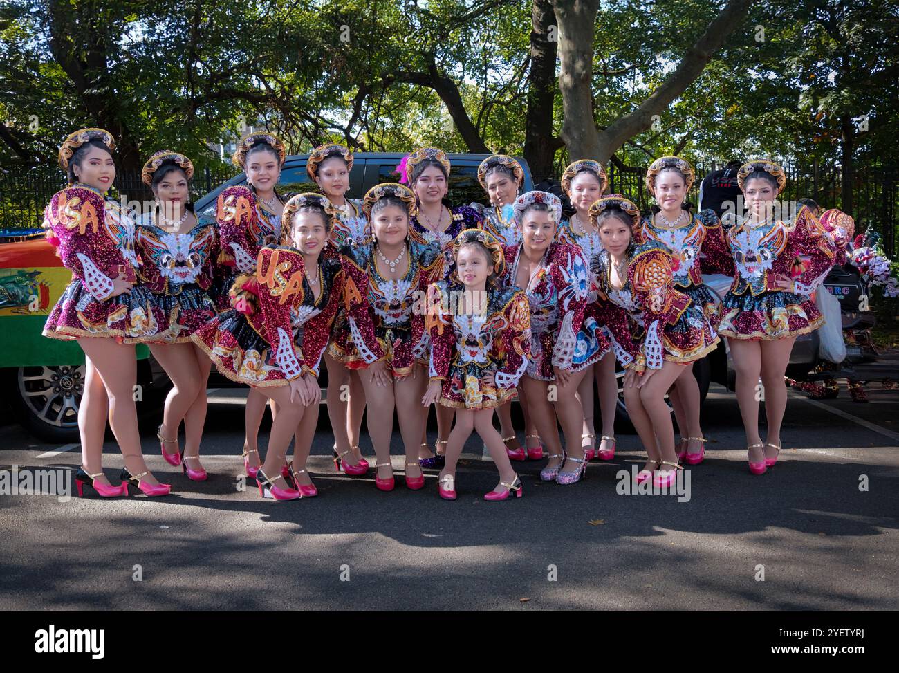 14 membres du groupe de danse folklorique San Simon posent pour une photo avant le défilé bolivien de la fête à Jackson Heights, Queens, New york. Banque D'Images