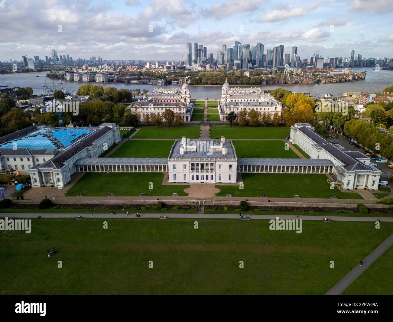 Image aérienne de Canary Wharf avec le musée Queens House au premier plan. Banque D'Images