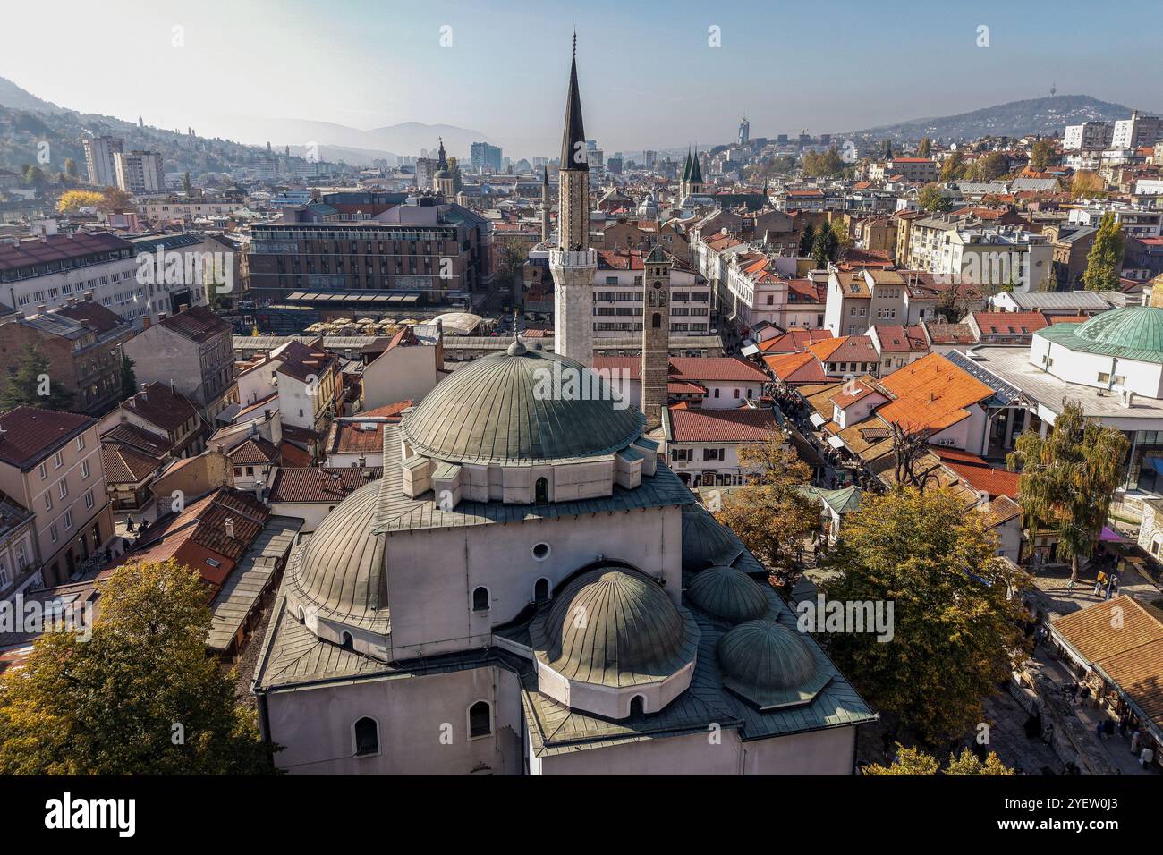 Une vue aérienne de la mosquée Gazi Husrev-beg pendant la prière Juma, une prière musulmane tenue uniquement le vendredi à Sarajevo, Bosnie-Herzégovine, le 1er novembre 2024. Photo : Armin Durgut/PIXSELL crédit : Pixsell/Alamy Live News Banque D'Images