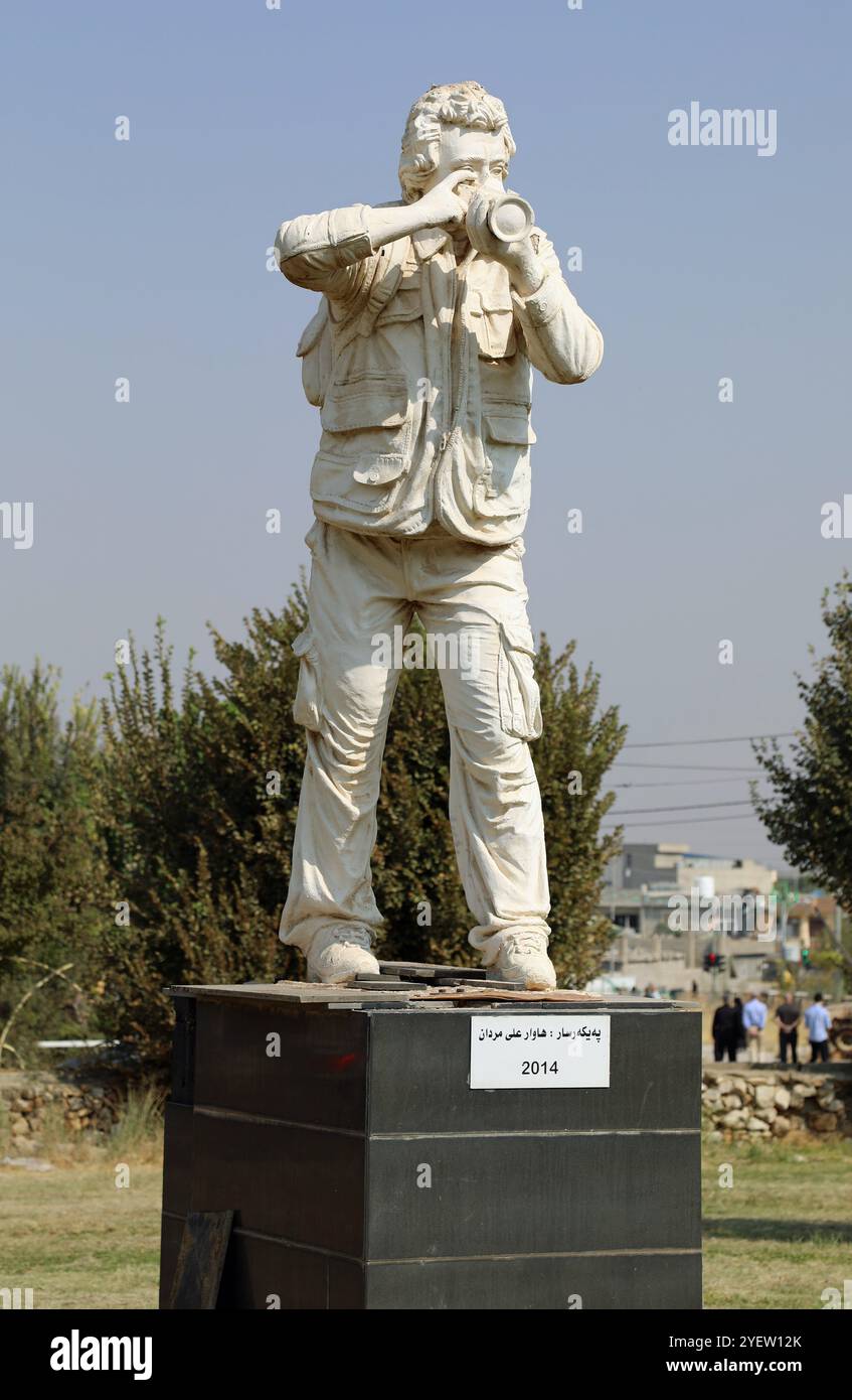 Statue du photojournaliste iranien Kaveh Golestan au monument commémoratif de Halabja au KurdistanMemorial irakien Banque D'Images