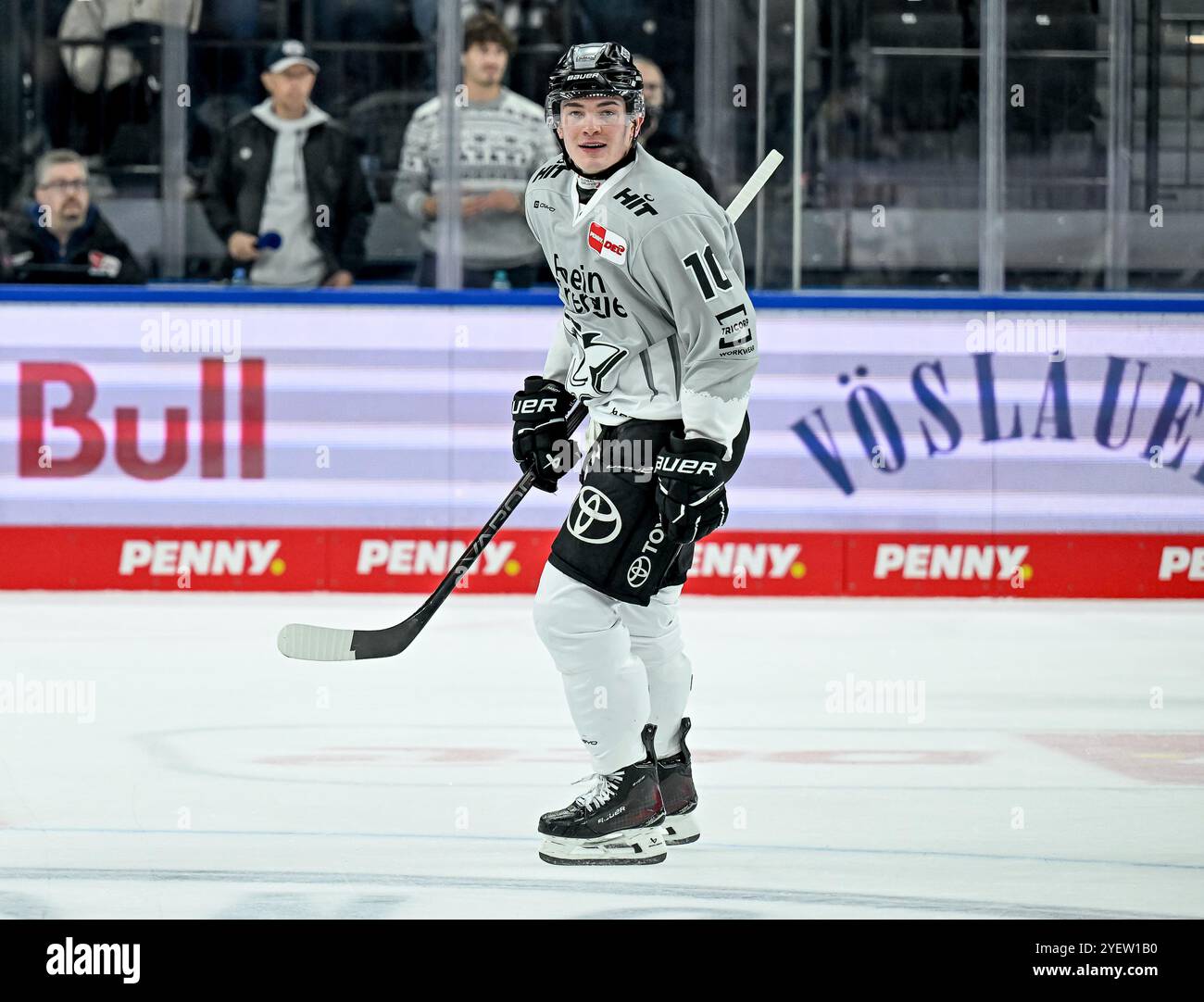 Justin Schuetz (Koelner haie, #10) freut sich ueber sein Game Winning goal und den SIEG. GER, EHC Red Bull Muenchen v. Koelner haie, Eishockey, DEL, 14. Spieltag, saison 2024/2025, 01.11.2024. Foto : Eibner-Pressefoto/Heike Feiner Banque D'Images