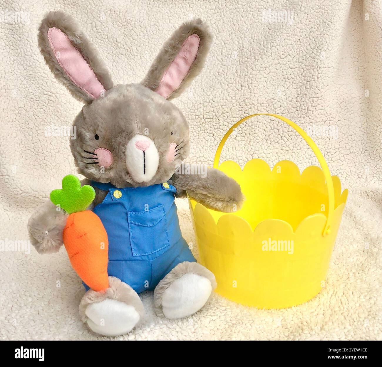 Un lapin de Pâques fait à la main Banque D'Images Un lapin de Pâques fait à la main Banque D'Images