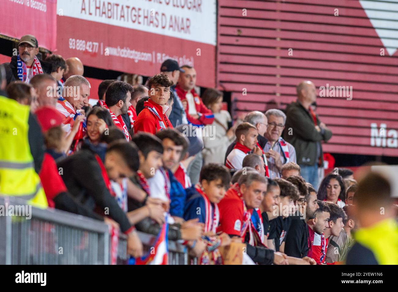 Vic, Espagne : octobre 31 2024 : fans de l'Atletico de Madrid lors du match de la Copa del Rey 2024 - 2025 entre UE Vic et Atletico de Madrid à Estadi Hipoli Banque D'Images