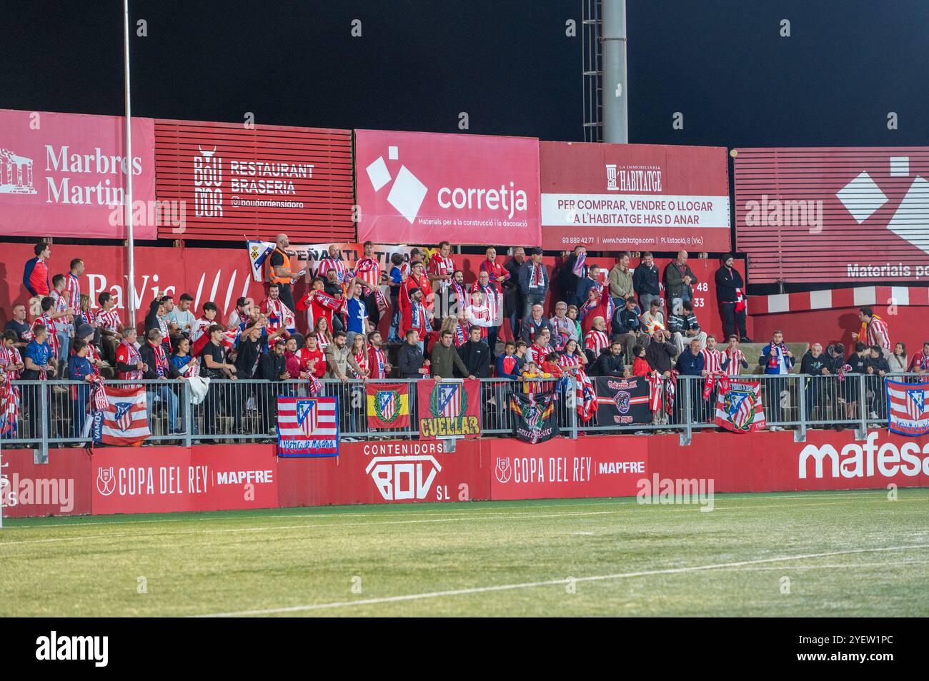 Vic, Espagne : octobre 31 2024 : fans de l'Atletico de Madrid lors du match de la Copa del Rey 2024 - 2025 entre UE Vic et Atletico de Madrid à Estadi Hipoli Banque D'Images