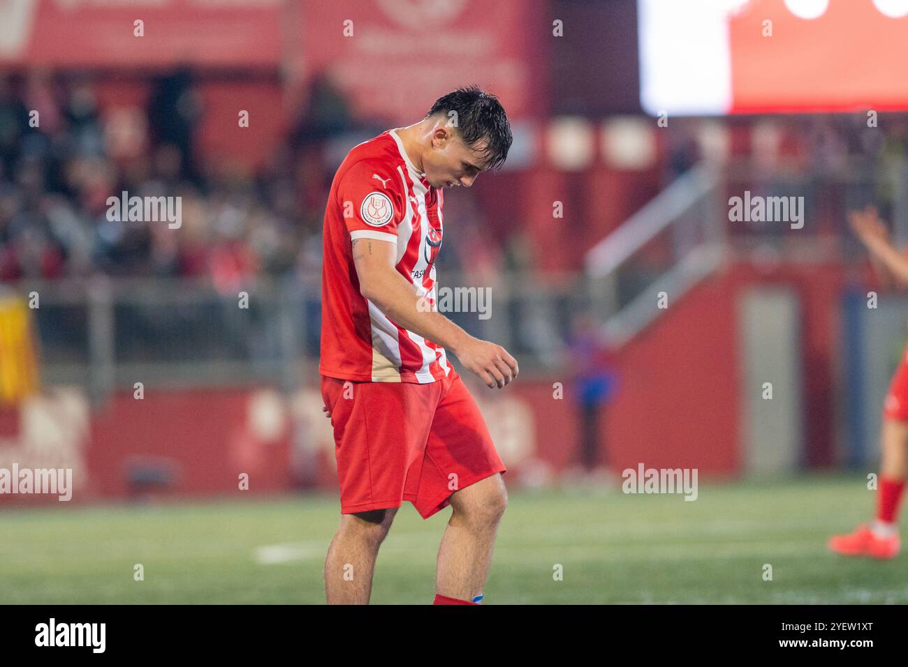 Vic, Espagne : octobre 31 2024 : fans de l'Atletico de Madrid lors du match de la Copa del Rey 2024 - 2025 entre UE Vic et Atletico de Madrid à Estadi Hipoli Banque D'Images