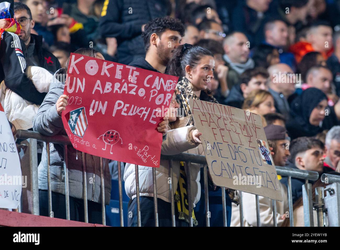 Vic, Espagne : octobre 31 2024 : fans de l'Atletico de Madrid lors du match de la Copa del Rey 2024 - 2025 entre UE Vic et Atletico de Madrid à Estadi Hipoli Banque D'Images
