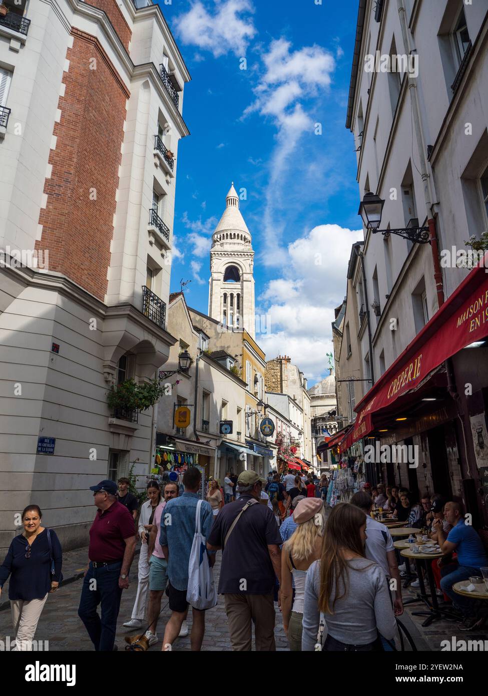 Paris Cafe, au petit creux, with, Sacré coeur in the background, Rue du Chevalier de la barre, Montmartre, Paris, France, Europe, UE. Banque D'Images
