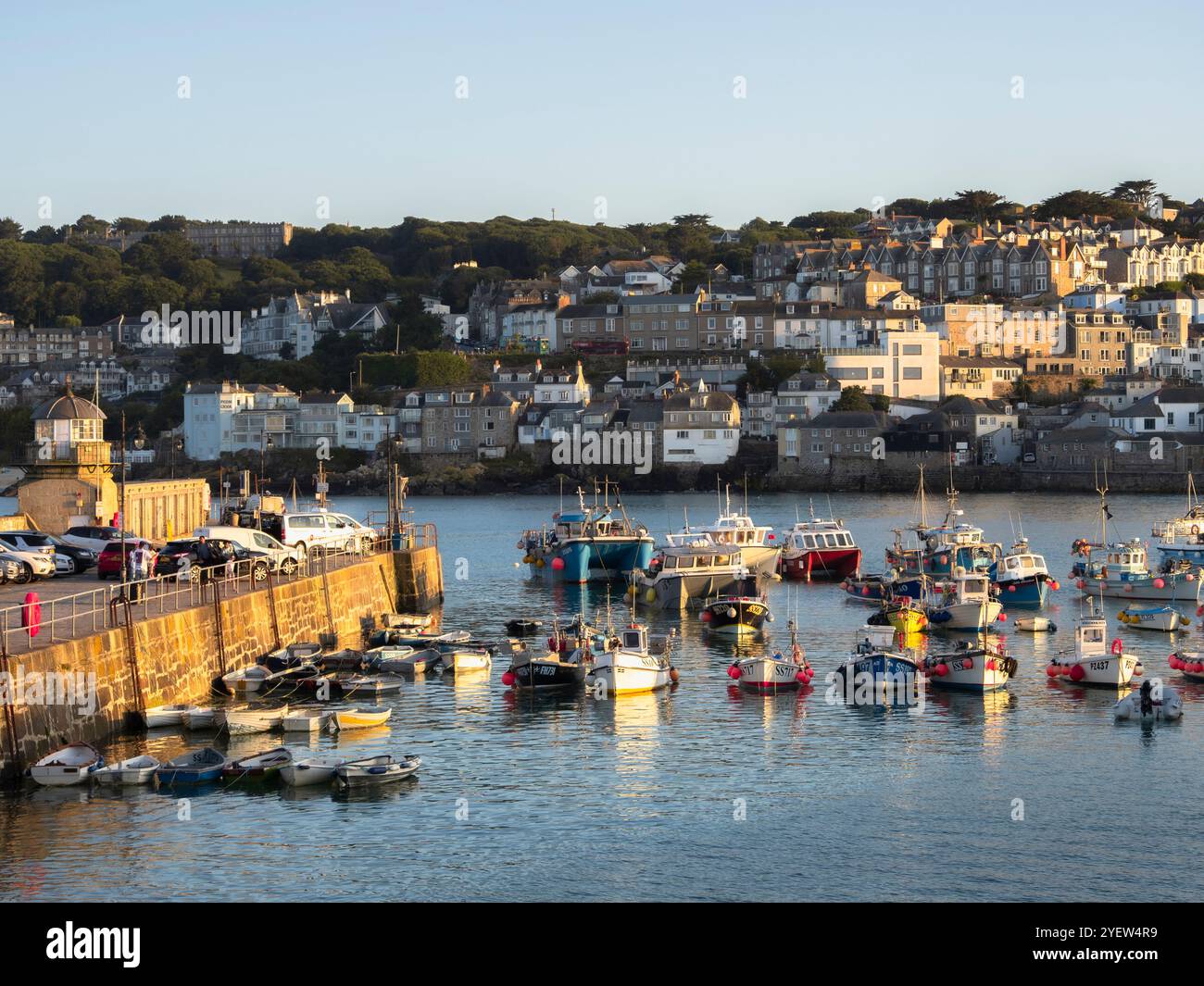 Lever du soleil, bateaux, port de St Ives, Cornouailles, Angleterre, UK, GB. Banque D'Images