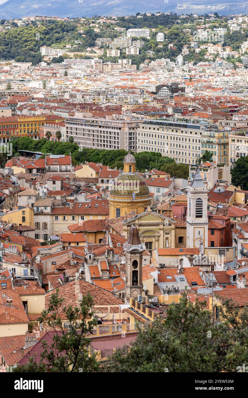 Magnifique vue depuis la colline du Château Nice sur les toits de la vieille ville Nice et ses environs, Nice, Alpes-Côte dAzur, Côte d'Azur, Sud de la France Banque D'Images