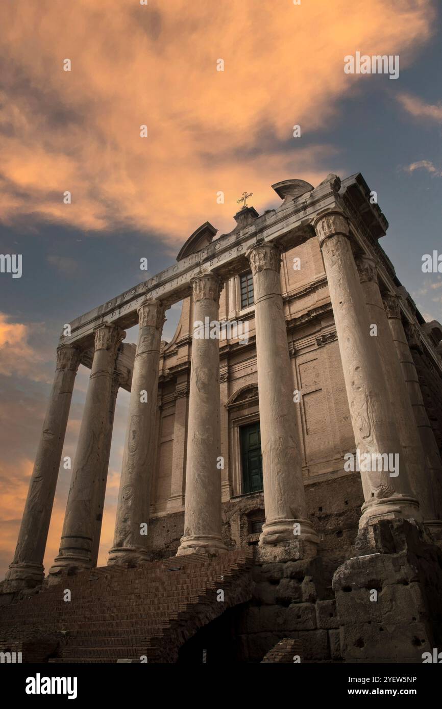 Ancien bâtiment du Forum romain sous le ciel sombre Banque D'Images