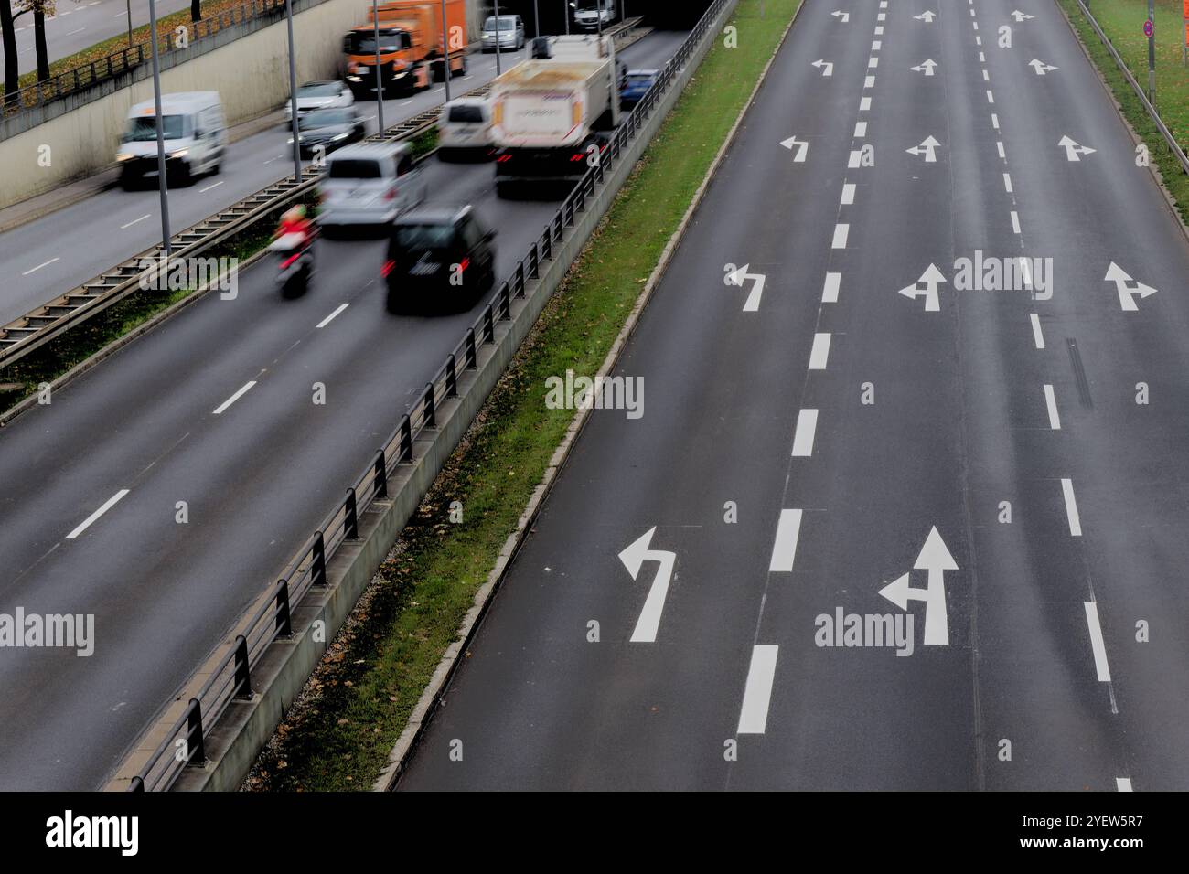 Straßenverkehr. Autos auf dem Mittleren Ring à München. München Bayern Deutschland *** voitures de circulation routière sur le périphérique Mittlerer à Munich Munich Bavière Allemagne Copyright : xRolfxPossx Banque D'Images