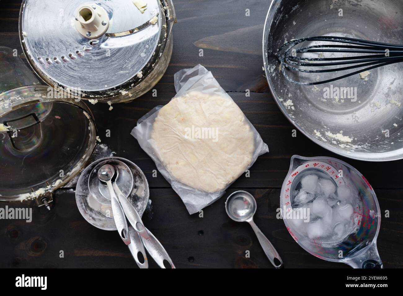 Pâte à tarte en forme de disque et enveloppée dans un film plastique : préparer la pâte à tarte maison pour être refroidie en façonnant un disque dans une pellicule plastique Banque D'Images