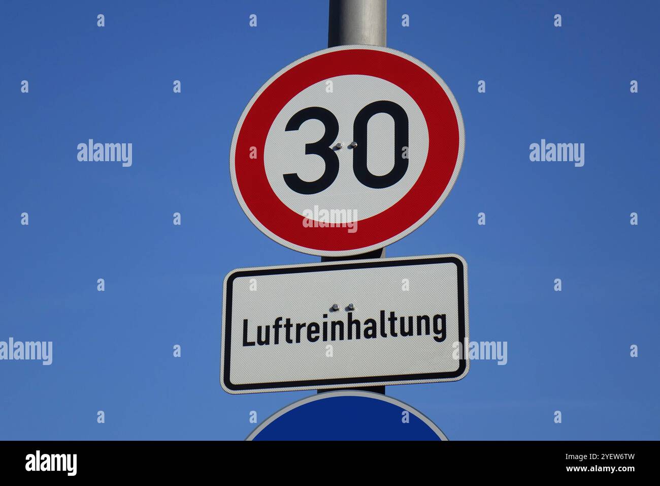 Das Fahrzeug Vor Ihnen Fährt 30 Km H www.alamyimages.fr