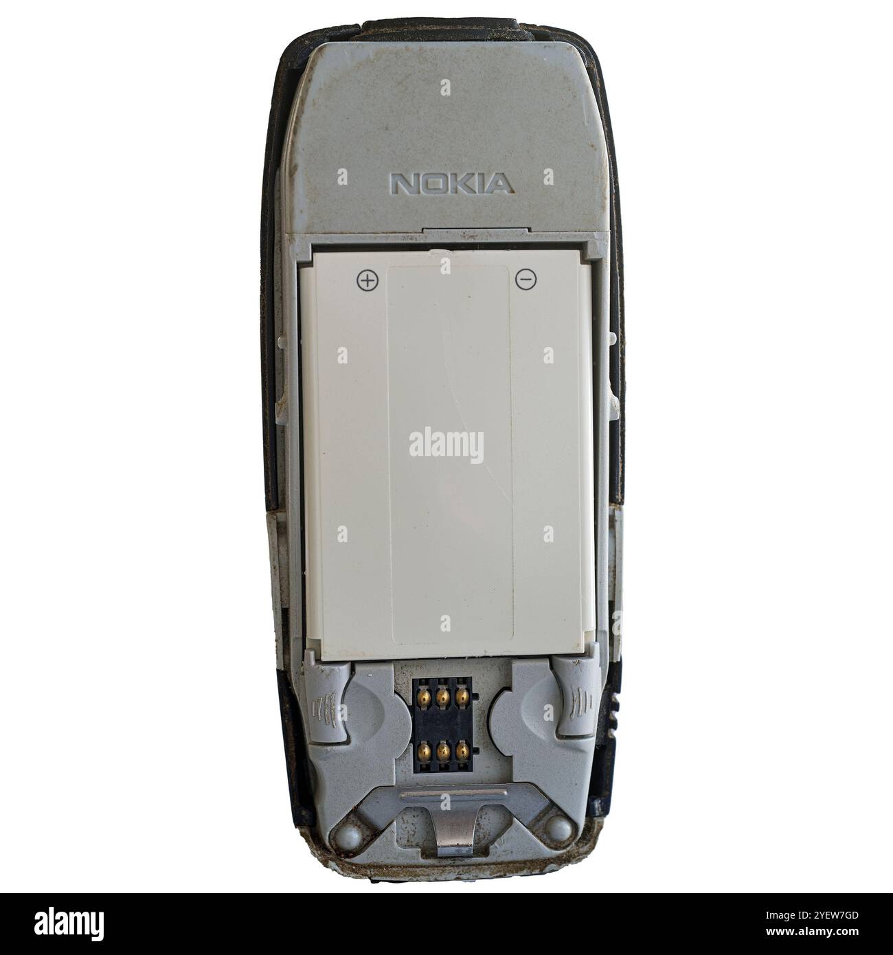 Modugno, Italie - 20 août 2024 : ancien NOKIA 3310. Vieux téléphone portable, NOKIA 3310 avec le couvercle arrière retiré et la batterie. Banque D'Images