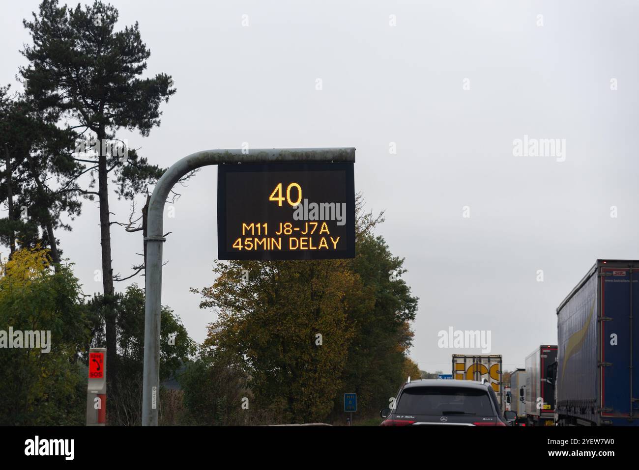 Circulation en file d'attente sur l'autoroute M11 causée par un accident de voiture près de Harlow, Essex, Royaume-Uni. Limite de vitesse temporaire de 40 mph, retards de 45 minutes, jonction 8 à 7A, M11 Banque D'Images