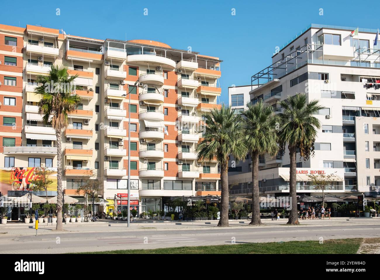 Vlore, Albanie, centre de la plage Lungo Mare de la ville avec de nouveaux immeubles d'appartements. Paysage urbain. Centre Vlore avec hôtels et appartements de luxe avec Palm Banque D'Images