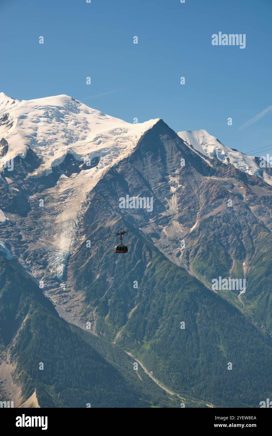 Téléphérique devant le massif du Mont Blanc Banque D'Images