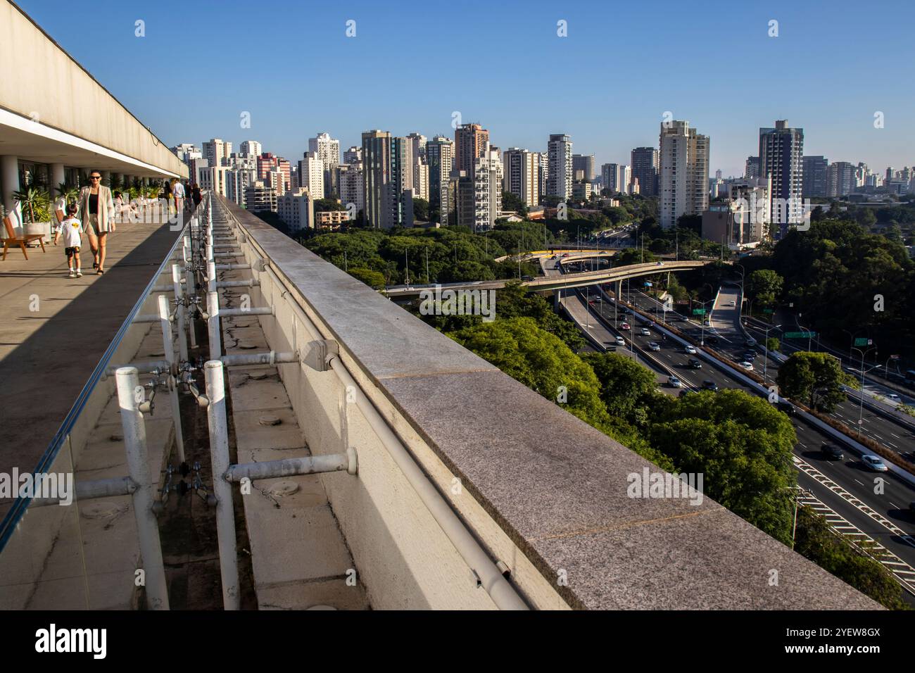 Sao Paulo, SP, Brésil, 14 janvier 2024. Les touristes visitent le toit avec vue panoramique au sommet du bâtiment du musée d'art contemporain, ma Banque D'Images
