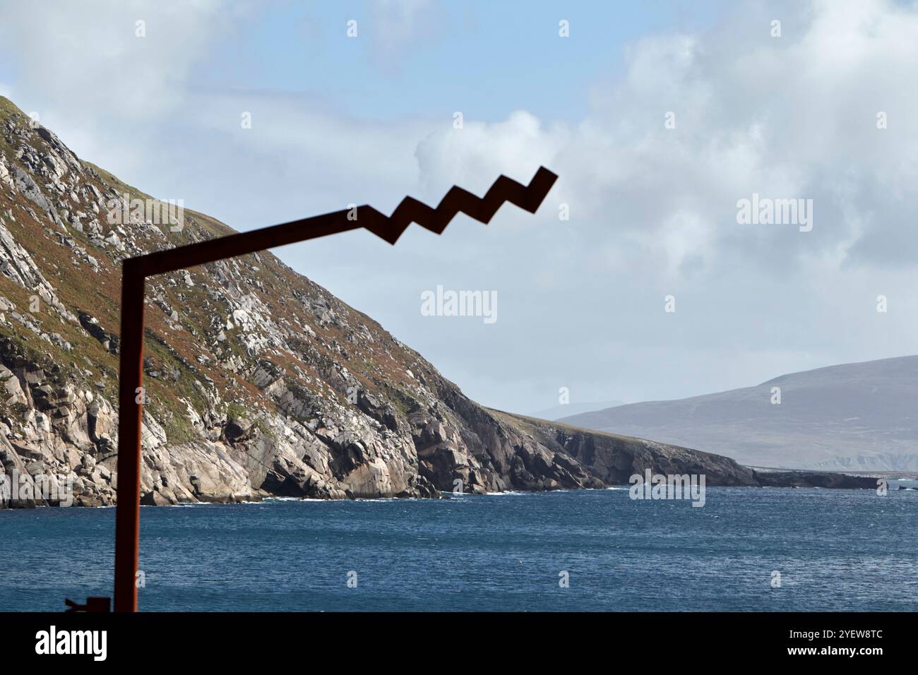 Rivage rocheux autour de la plage de Keem avec hors de focus Wild atlantic Way signe au premier plan Achill Island, comté Mayo, république d'irlande Banque D'Images