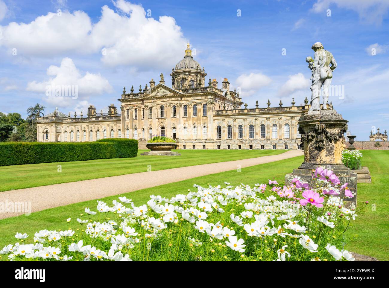 Castle Howard Yorkshire parterres de fleurs et statue dans les jardins - Castle Howard est une maison de campagne anglaise dans le North Yorkshire Angleterre UK GB Europe Banque D'Images