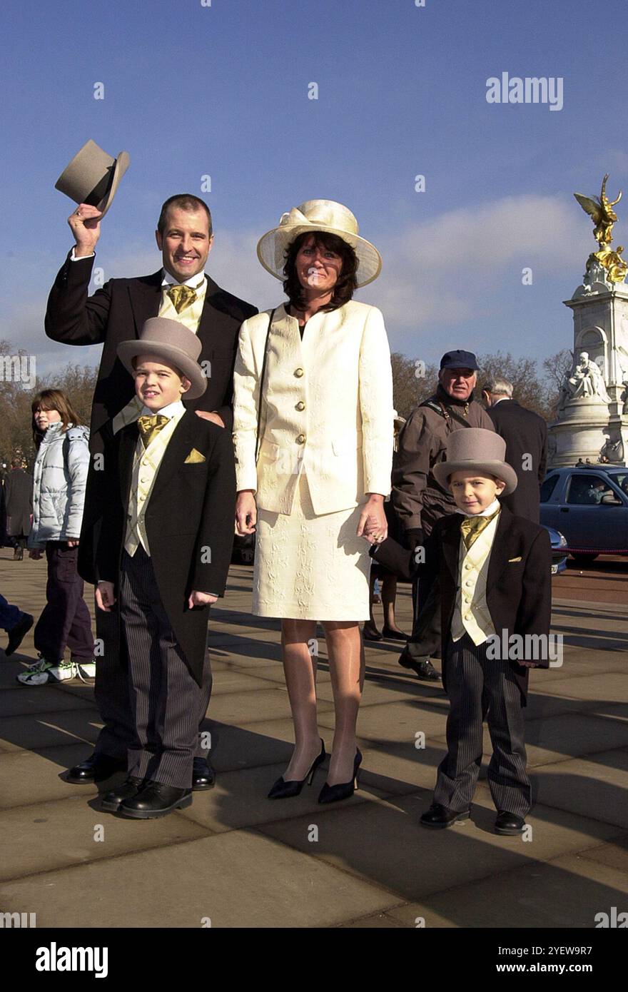 Joueur de Steve Bull et son épouse Julie avec son fils Jack et Joe après avoir récupéré le MBE au palais de Buckingham Banque D'Images