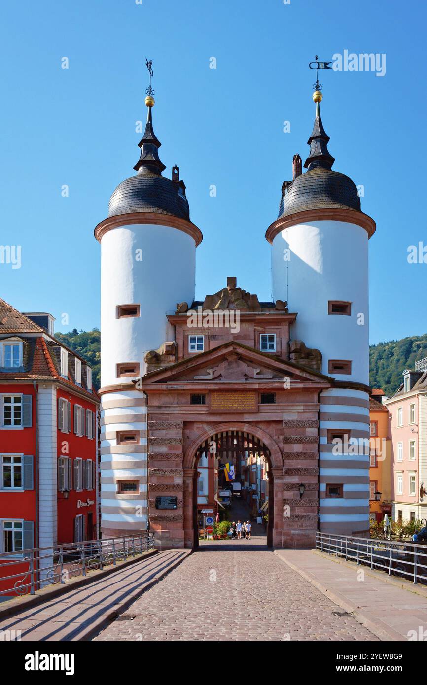 Allemagne, Heidelberg - 28 juin 2024 : porte du 'pont Karl Theodor', également connu comme le vieux pont, appelé 'Alte Brücke en allemand, un pont en arc en c. Banque D'Images