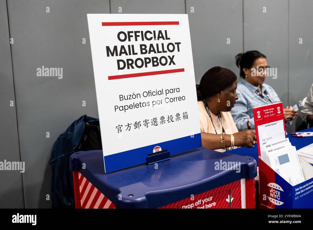 New York, États-Unis. 01 novembre 2024. Une « boîte aux lettres officielle » dans un bureau de vote lors du vote anticipé à la West Side High School de New York. Crédit : SOPA images Limited/Alamy Live News Banque D'Images