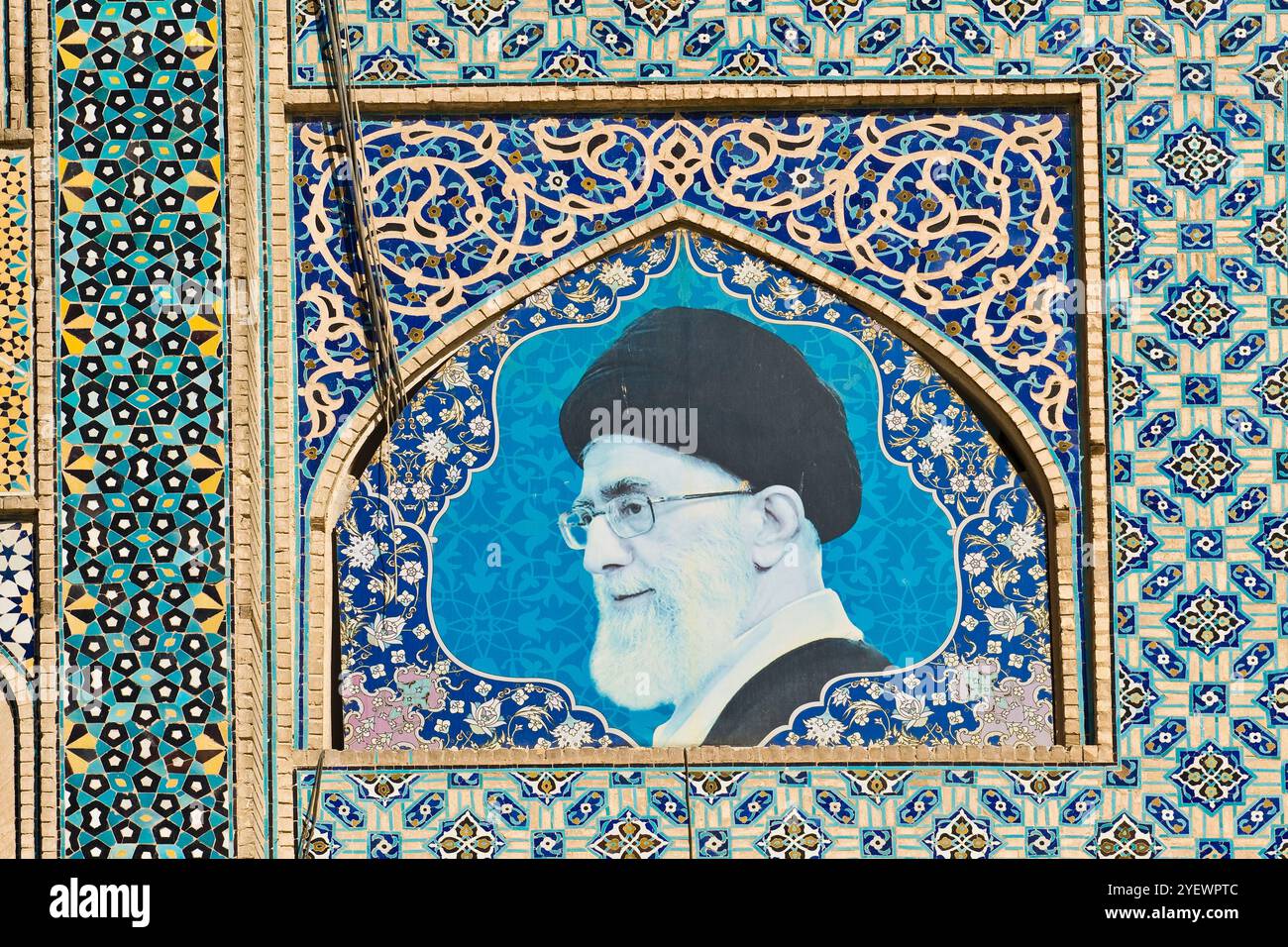 Iran. Ispahan. Vieille mosquée du vendredi. Peinture Ali Khamenei Banque D'Images