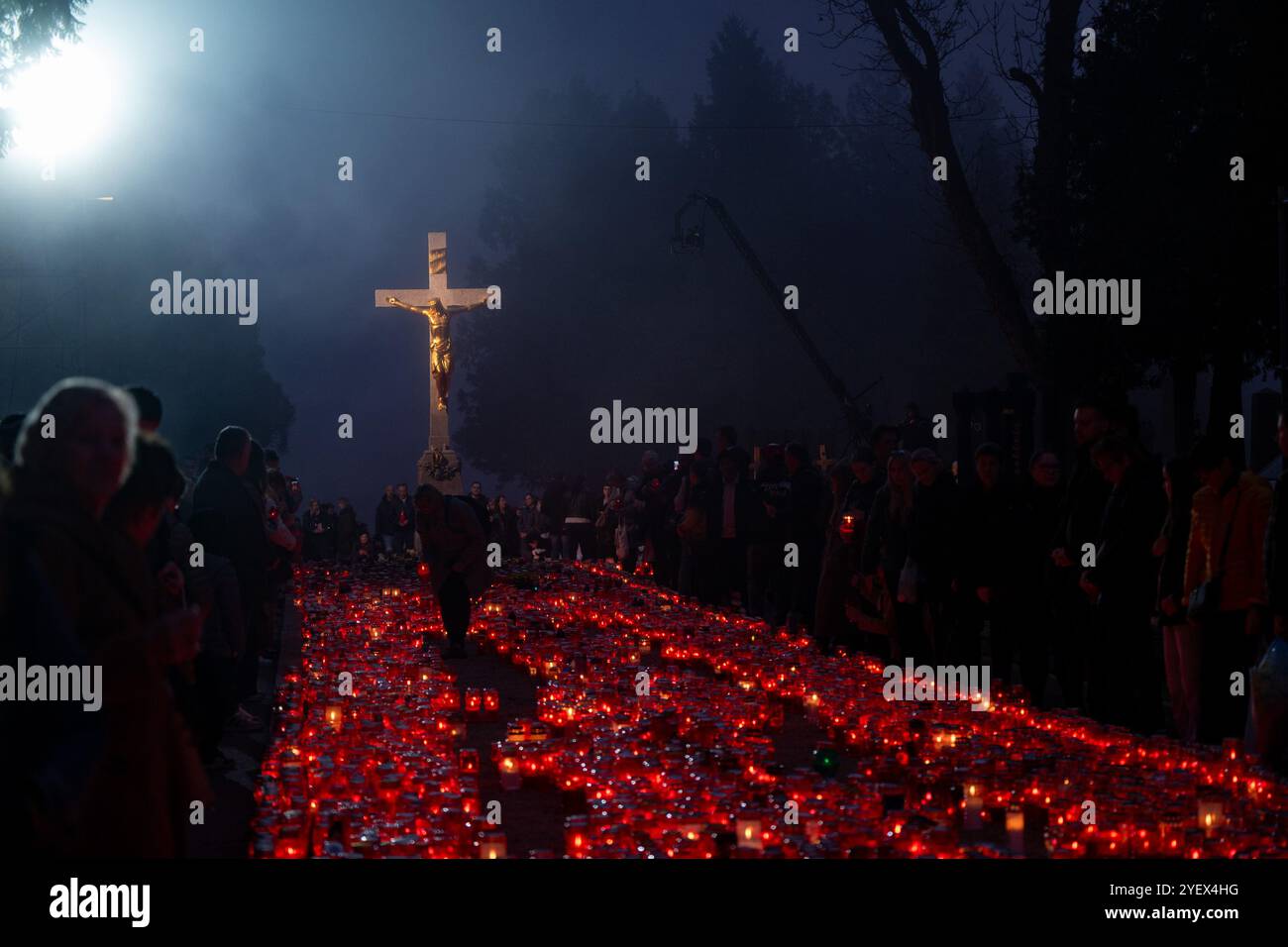 Zagreb, Croatie. 01 novembre 2024. Les gens visitent les tombes dans la soirée au cimetière de Mirogoj à l'occasion de la Toussaint, à Zagreb, Croatie, le 1er novembre 2024. Photo : Neva Zganec/PIXSELL crédit : Pixsell/Alamy Live News Banque D'Images